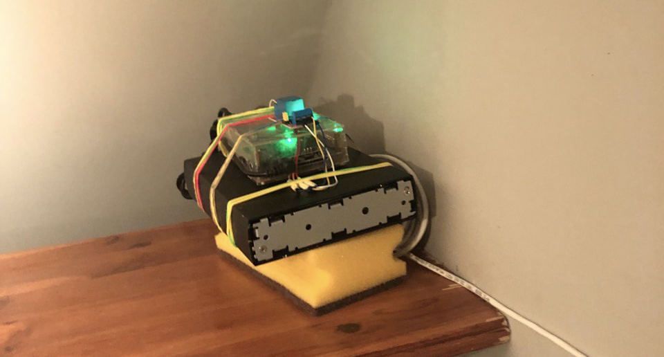 A photo of the whole thing balancing on a sponge